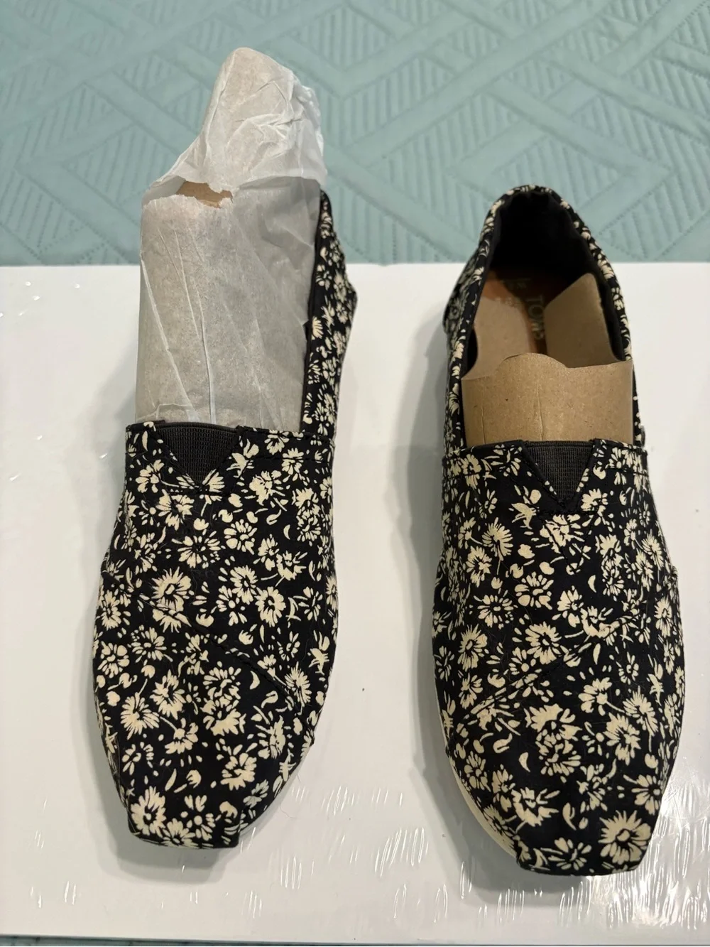 TOMS Classic Women’s Black & Cream Alpargata Flats Daisy Pattern Size 8